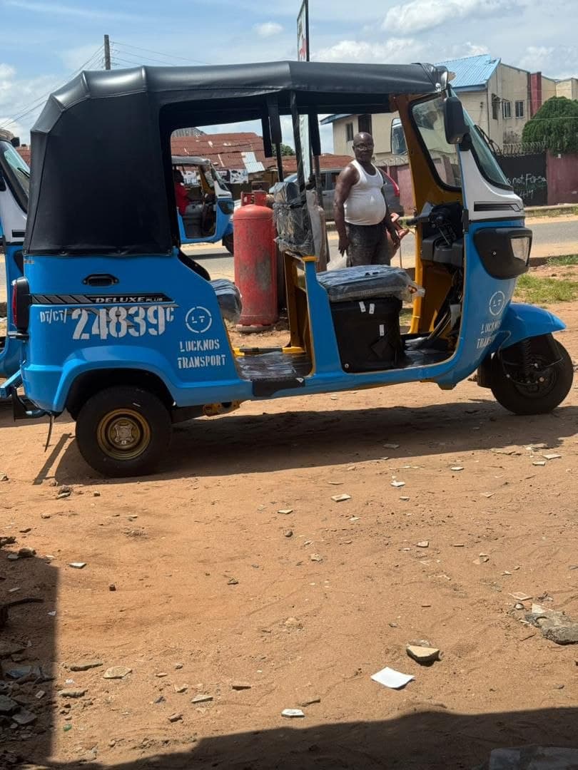 Lucknos Mobility blue commercial tricycle available through managed deployment
